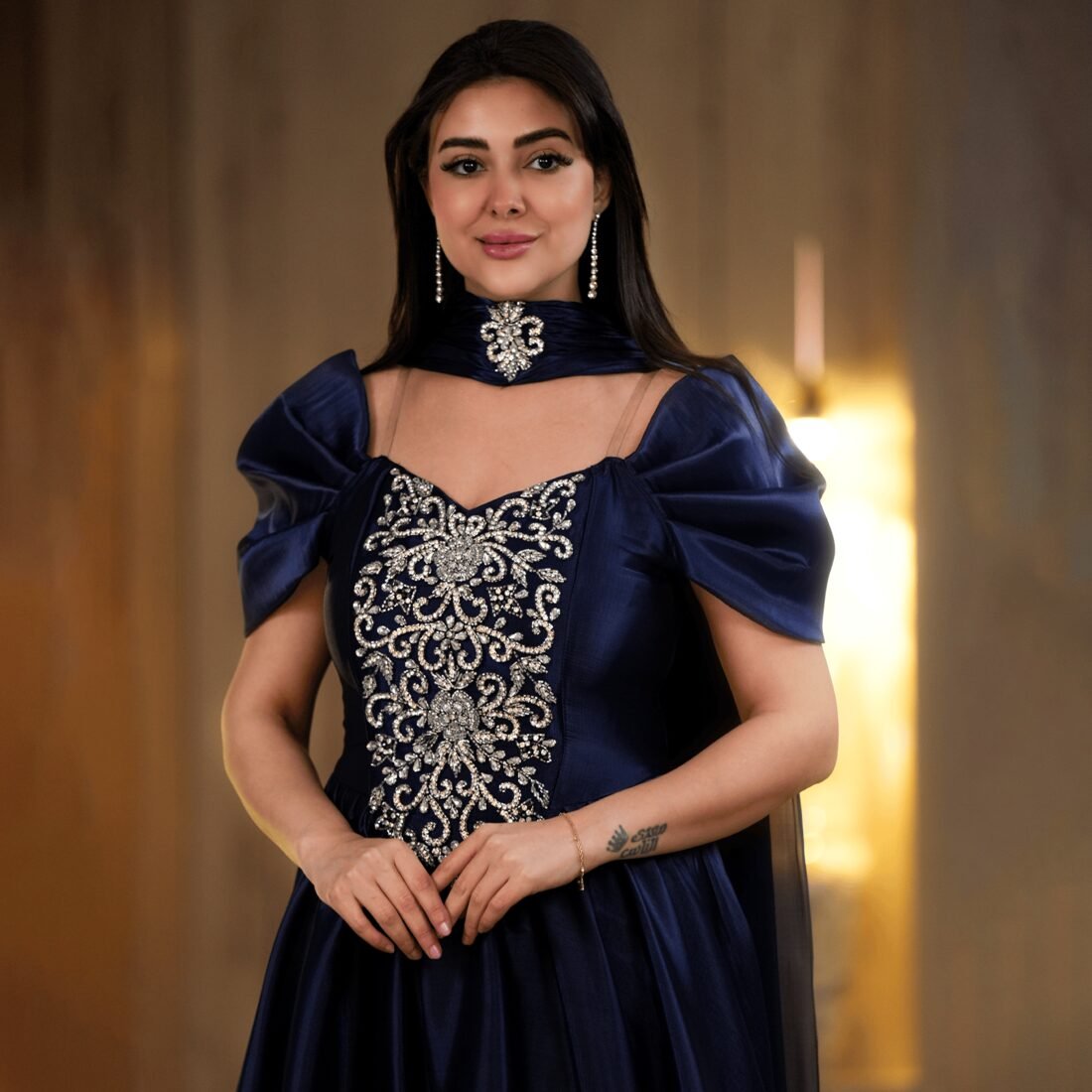 فستان سهرة كحلي بتطريز فضي